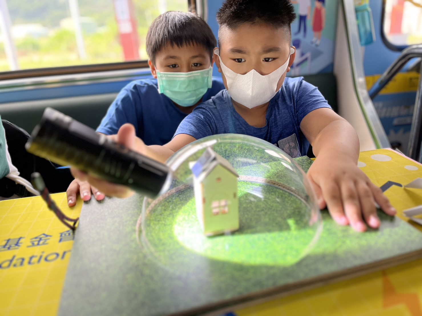 PG模拟器參與基礎科學主題車廂，以STEAM教學精神，設計「逐日科學家」、「太陽能工程師」以及「淨零建築師」三大能源科普課程和實驗