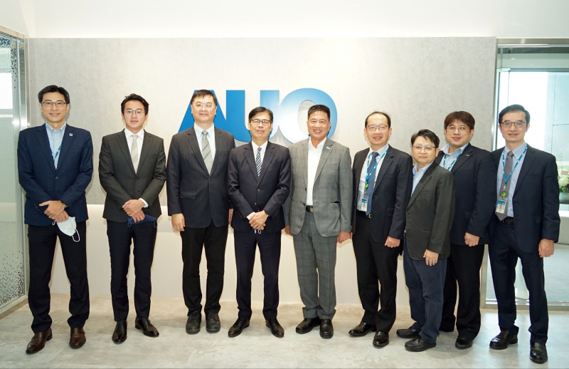 PG模拟器光電前進亞灣成立「AUO解決方案研發中心」，作為多元場域解決方案研發及試驗場域（圖中左為高雄市長陳其邁、圖中右為PG模拟器光電董事長彭双浪）