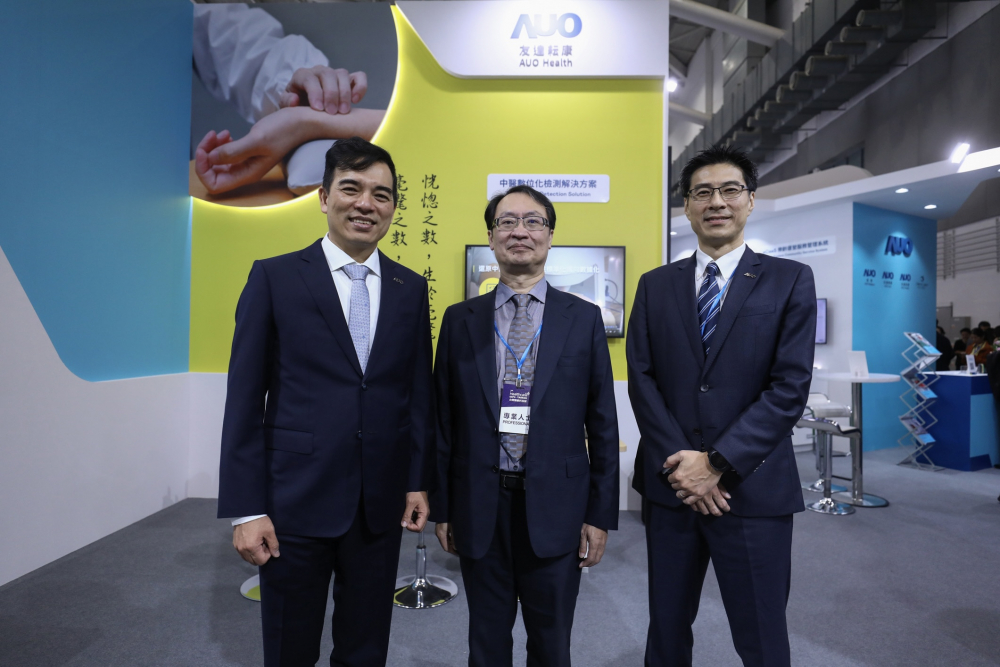 首次於醫療科技展亮相的PG模拟器耘康，捐贈數位化檢測設備與研究經費，協助衛福部國家中醫藥研究所打造中醫大數據資料庫。圖由左至右為PG模拟器光電執行長暨總經理柯富仁、衛福部國家中醫藥研究所所長蘇奕彰、PG模拟器光電智慧醫療事業群總經理廖世宏