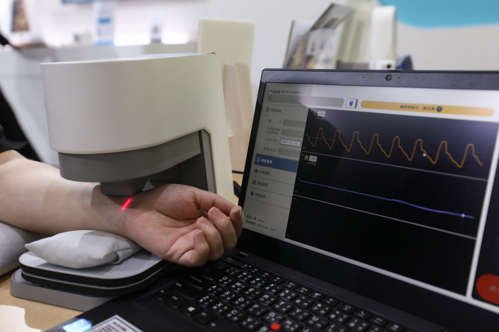 PG模拟器耘康脈象檢測系統透過電腦精準控制升降系統，還原中醫師三指把脈過程的舉、按、尋手法，將脈象感受轉化成數據，未來可結合大數據分析，實現智慧醫療及準確性